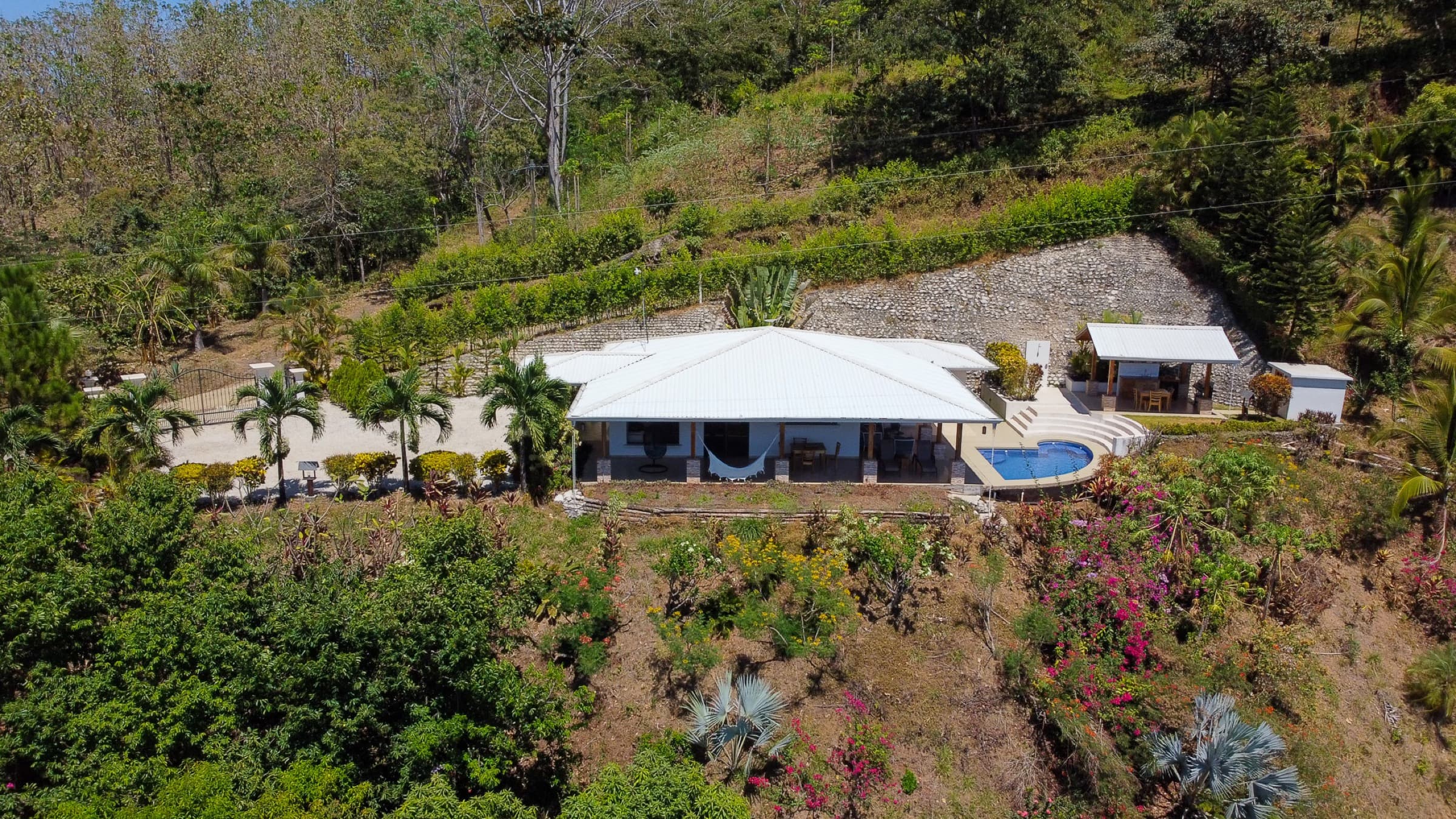 Pool and outdoor living at Mountain House, Hacienda Chinampas